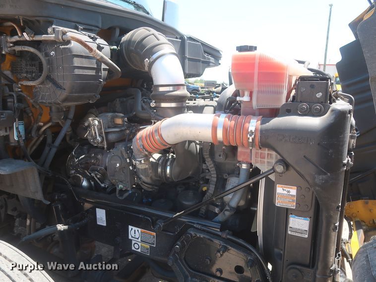 image for item IO9189 2016 Peterbilt 579  semi truck