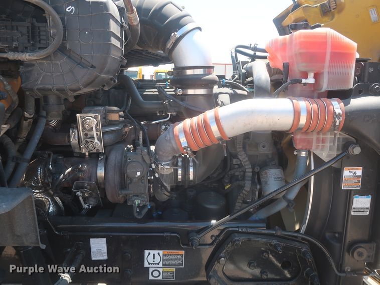 image for item IO9189 2016 Peterbilt 579  semi truck