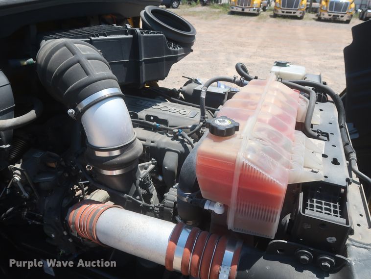 image for item IO9189 2016 Peterbilt 579  semi truck