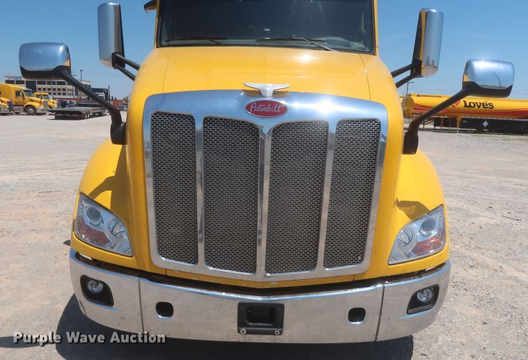 image for item IO9189 2016 Peterbilt 579  semi truck
