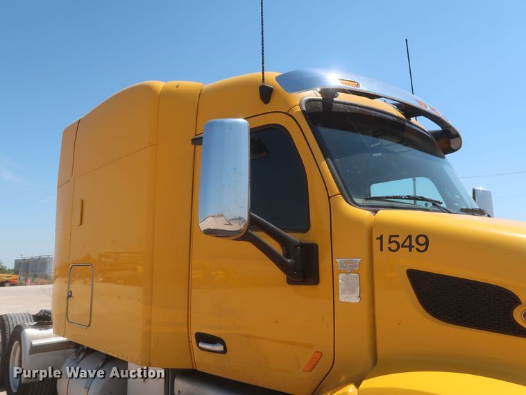 image for item IO9189 2016 Peterbilt 579  semi truck