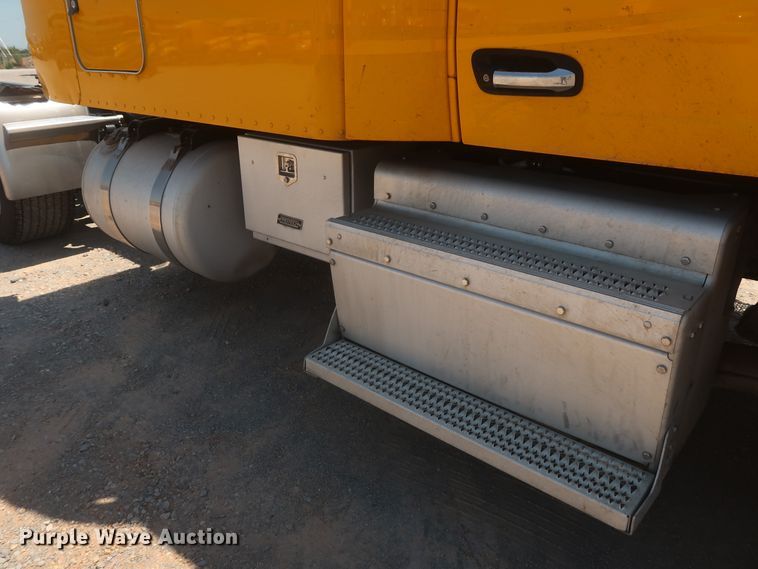 image for item IO9189 2016 Peterbilt 579  semi truck