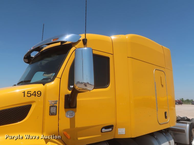 image for item IO9189 2016 Peterbilt 579  semi truck