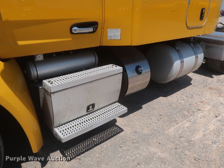 image for item IO9189 2016 Peterbilt 579  semi truck