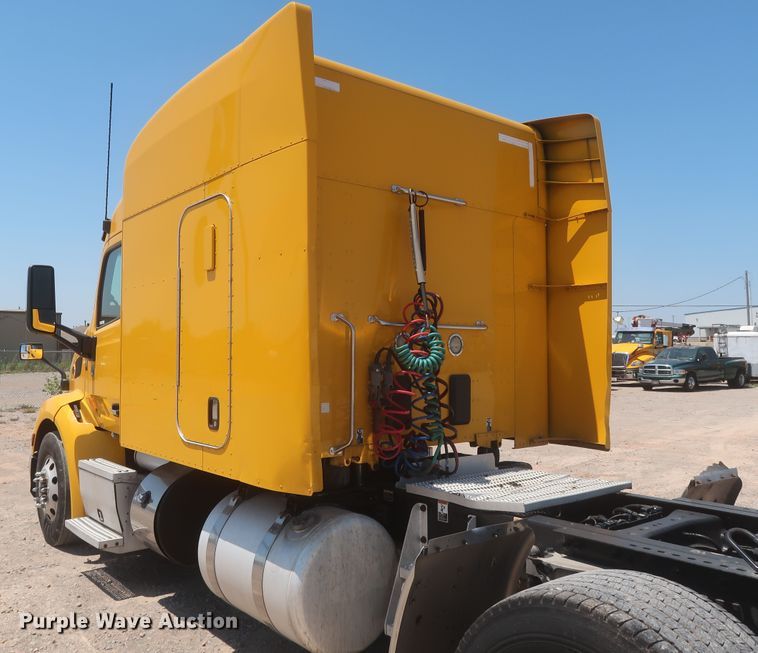 image for item IO9189 2016 Peterbilt 579  semi truck