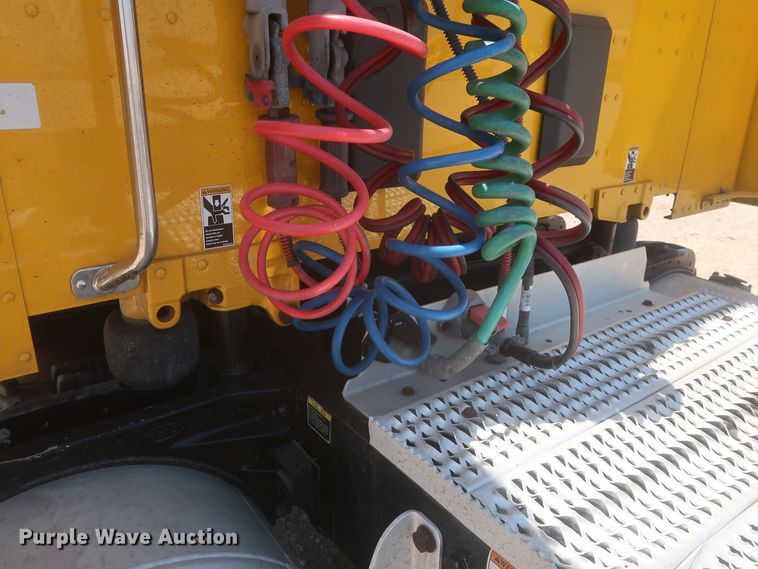 image for item IO9189 2016 Peterbilt 579  semi truck