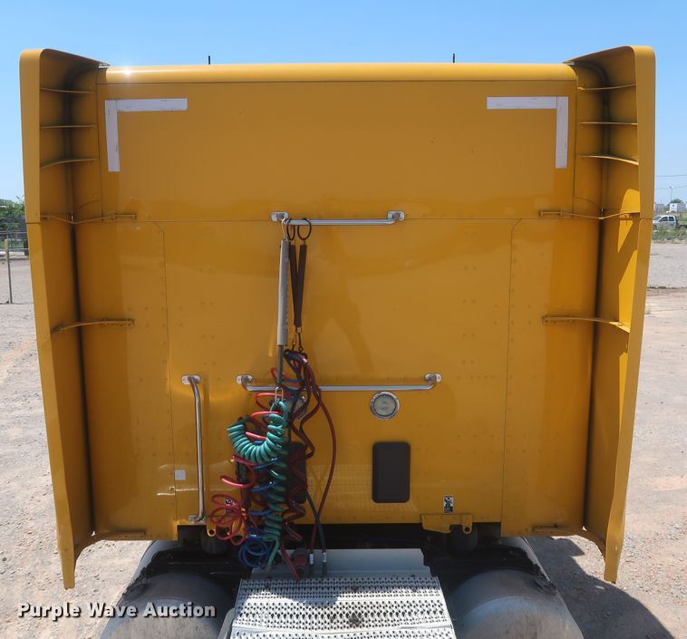 image for item IO9189 2016 Peterbilt 579  semi truck