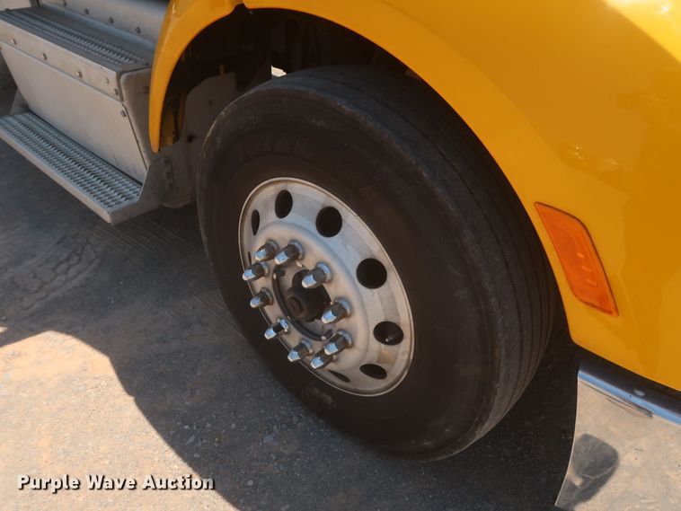 image for item IO9189 2016 Peterbilt 579  semi truck