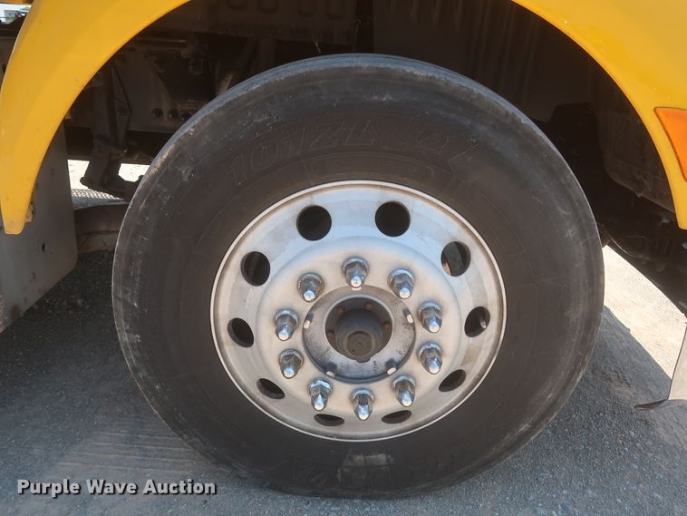 image for item IO9189 2016 Peterbilt 579  semi truck