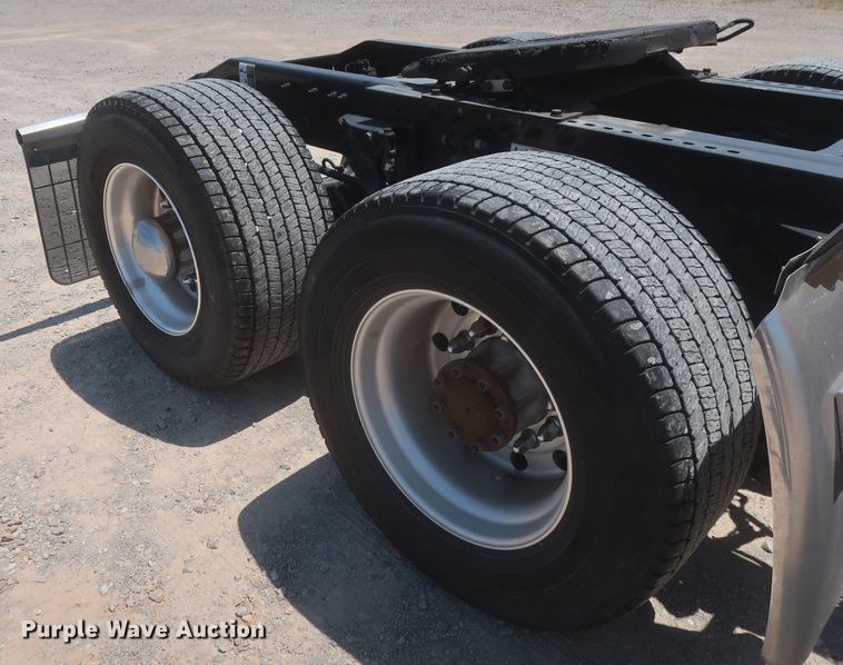 image for item IO9189 2016 Peterbilt 579  semi truck