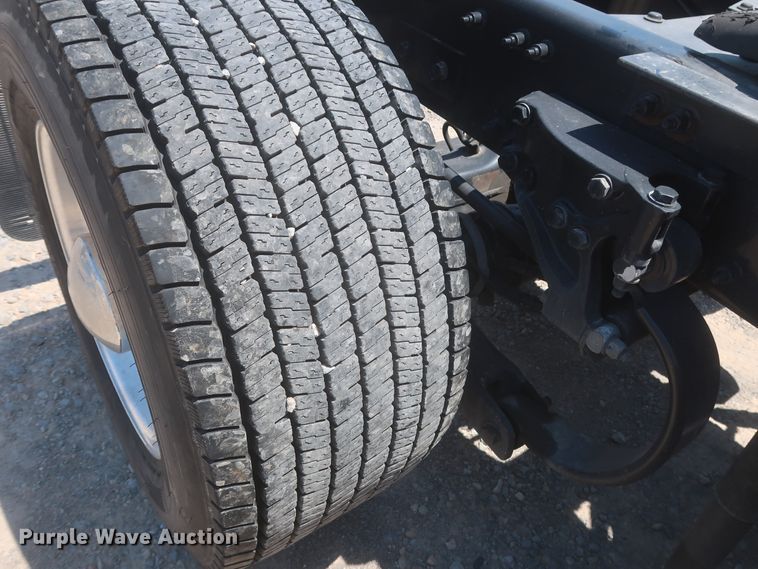 image for item IO9189 2016 Peterbilt 579  semi truck