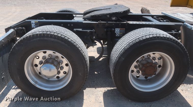 image for item IO9189 2016 Peterbilt 579  semi truck