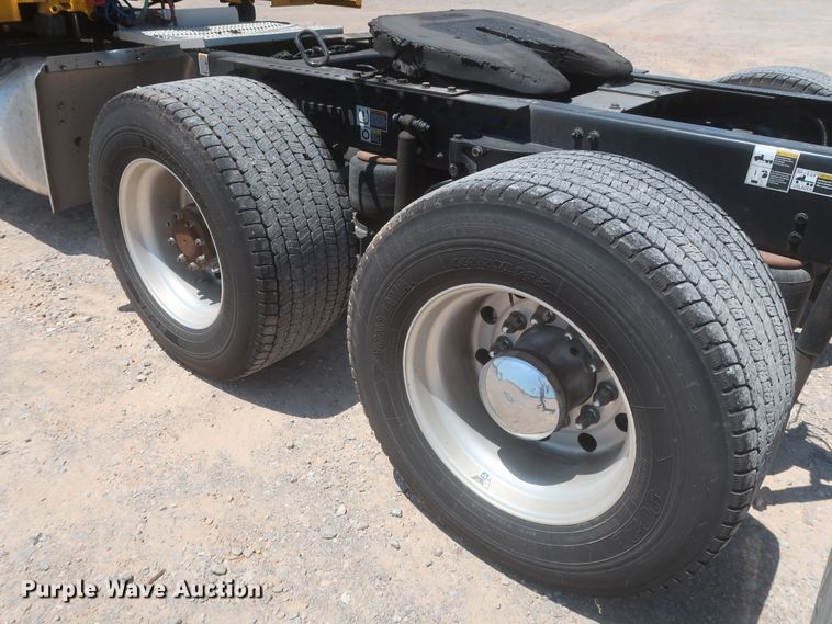 image for item IO9189 2016 Peterbilt 579  semi truck