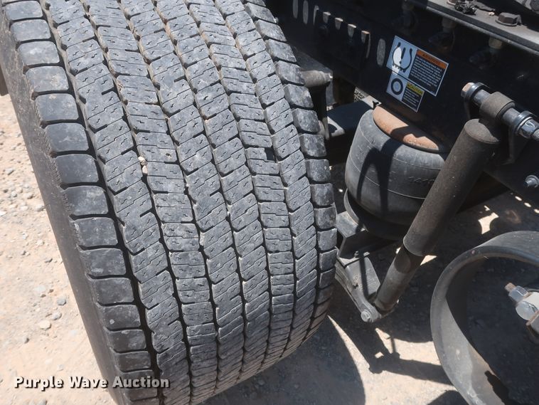 image for item IO9189 2016 Peterbilt 579  semi truck