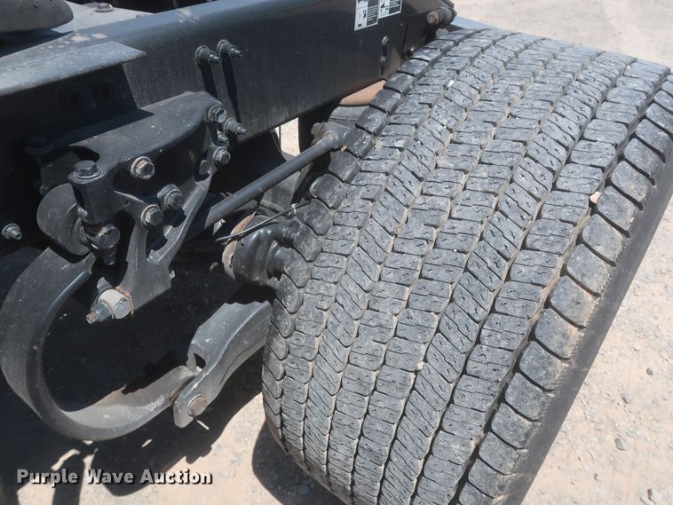 image for item IO9189 2016 Peterbilt 579  semi truck