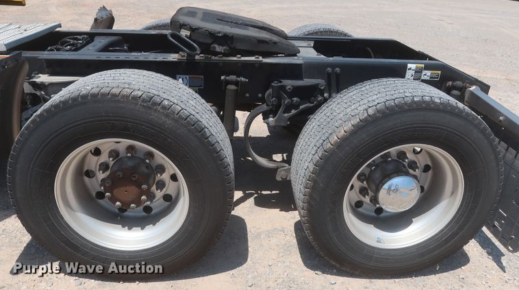 image for item IO9189 2016 Peterbilt 579  semi truck