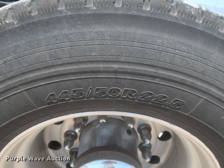 image for item IO9189 2016 Peterbilt 579  semi truck