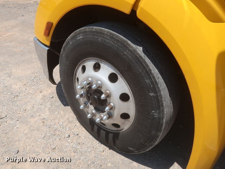 image for item IO9189 2016 Peterbilt 579  semi truck