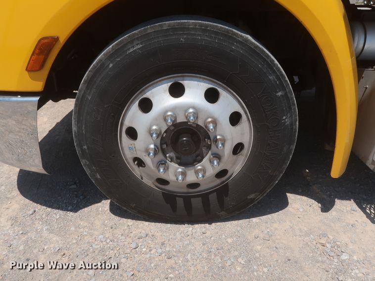 image for item IO9189 2016 Peterbilt 579  semi truck