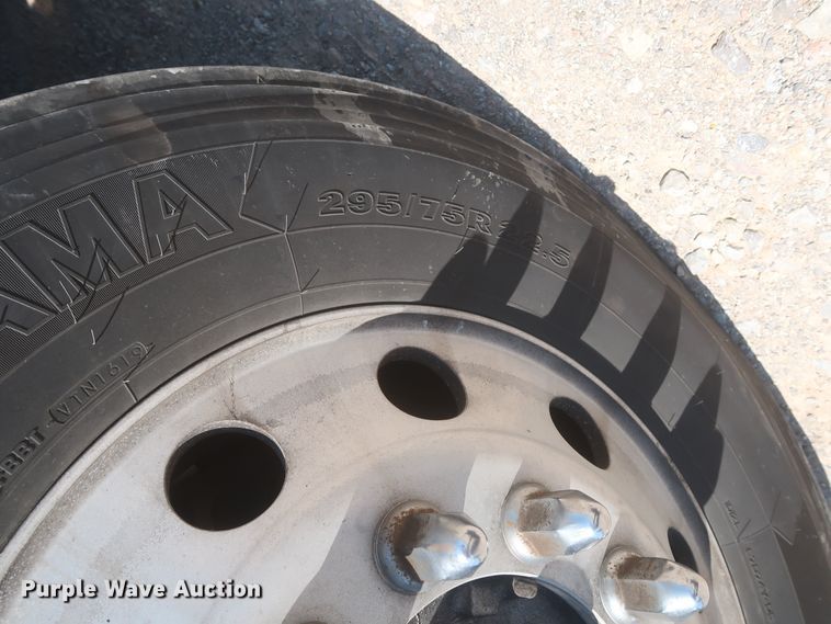 image for item IO9189 2016 Peterbilt 579  semi truck