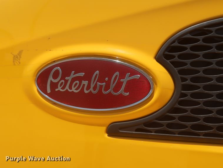 image for item IO9189 2016 Peterbilt 579  semi truck