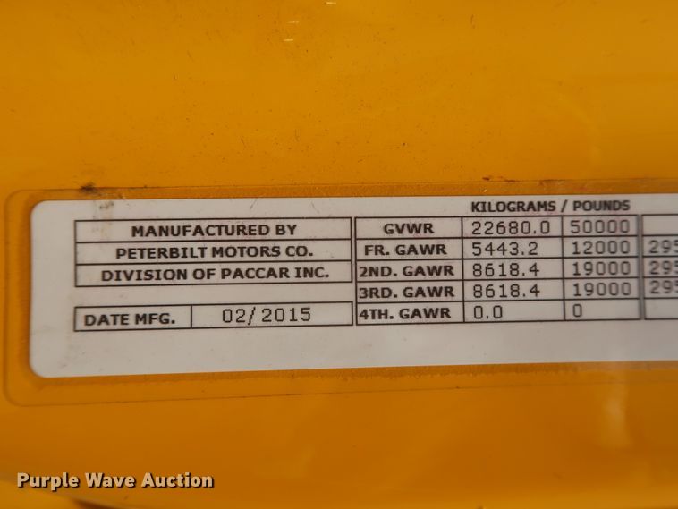 image for item IO9189 2016 Peterbilt 579  semi truck
