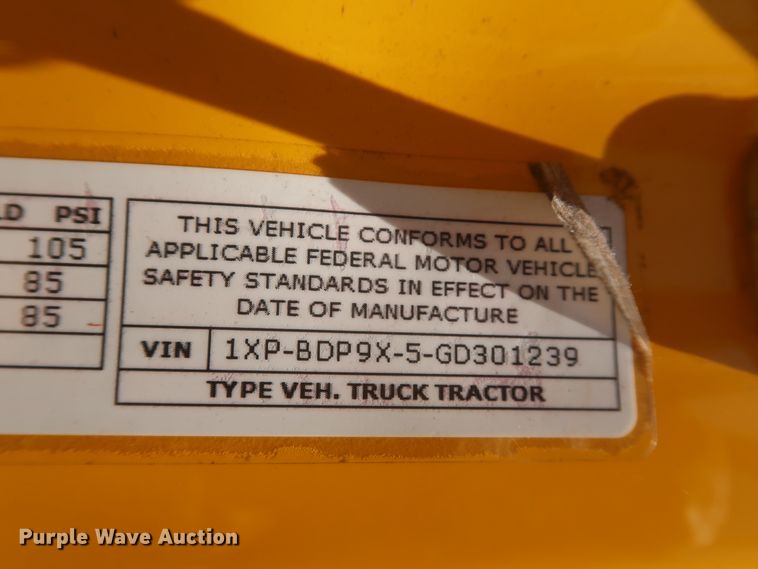 image for item IO9189 2016 Peterbilt 579  semi truck