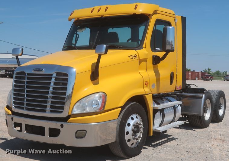 image for item IO9191 2016 Freightliner Cascadia 125  semi truck