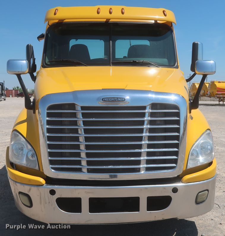 image for item IO9191 2016 Freightliner Cascadia 125  semi truck
