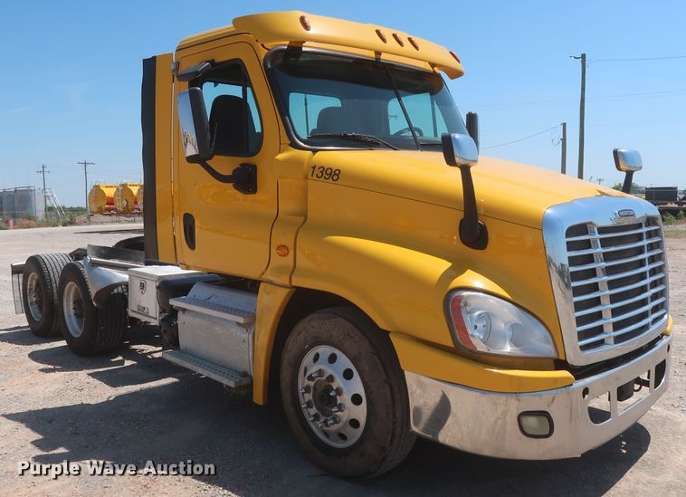 image for item IO9191 2016 Freightliner Cascadia 125  semi truck