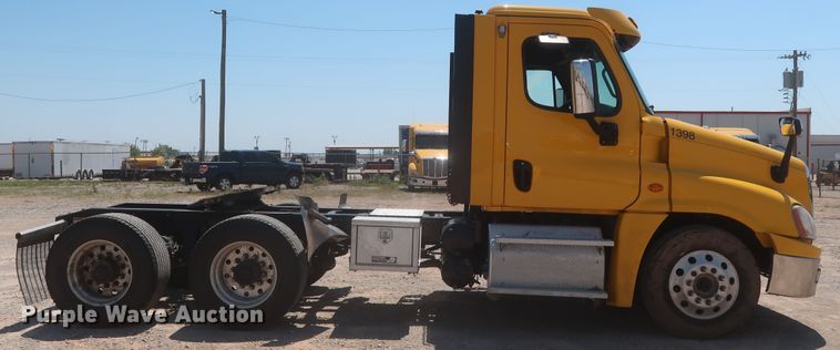 image for item IO9191 2016 Freightliner Cascadia 125  semi truck