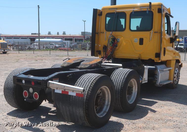 image for item IO9191 2016 Freightliner Cascadia 125  semi truck