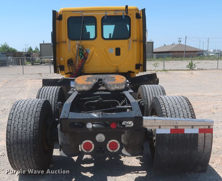 image for item IO9191 2016 Freightliner Cascadia 125  semi truck