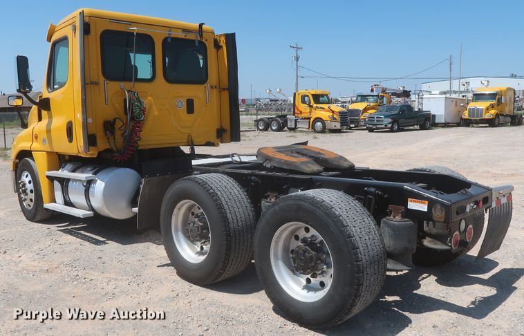 image for item IO9191 2016 Freightliner Cascadia 125  semi truck