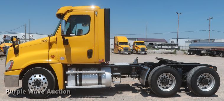 image for item IO9191 2016 Freightliner Cascadia 125  semi truck