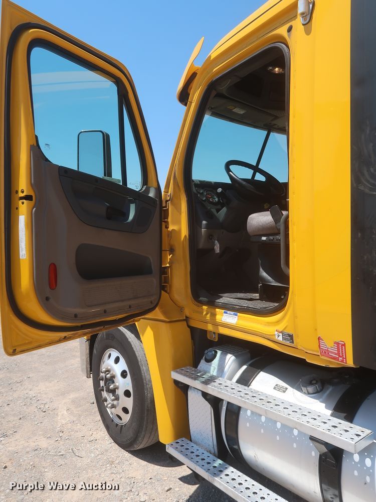 image for item IO9191 2016 Freightliner Cascadia 125  semi truck