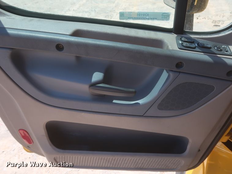 image for item IO9191 2016 Freightliner Cascadia 125  semi truck