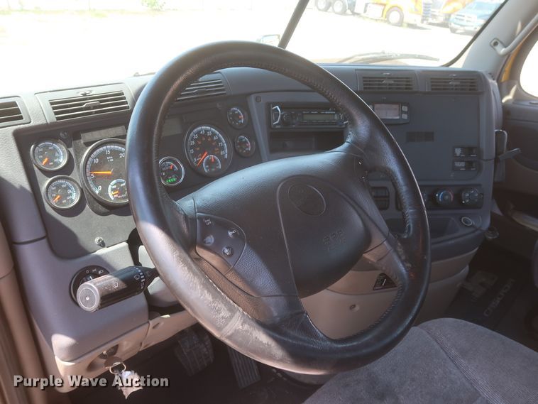 image for item IO9191 2016 Freightliner Cascadia 125  semi truck