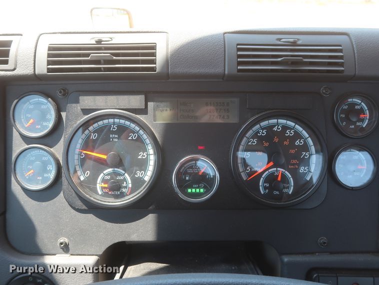 image for item IO9191 2016 Freightliner Cascadia 125  semi truck