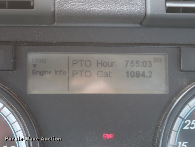 image for item IO9191 2016 Freightliner Cascadia 125  semi truck