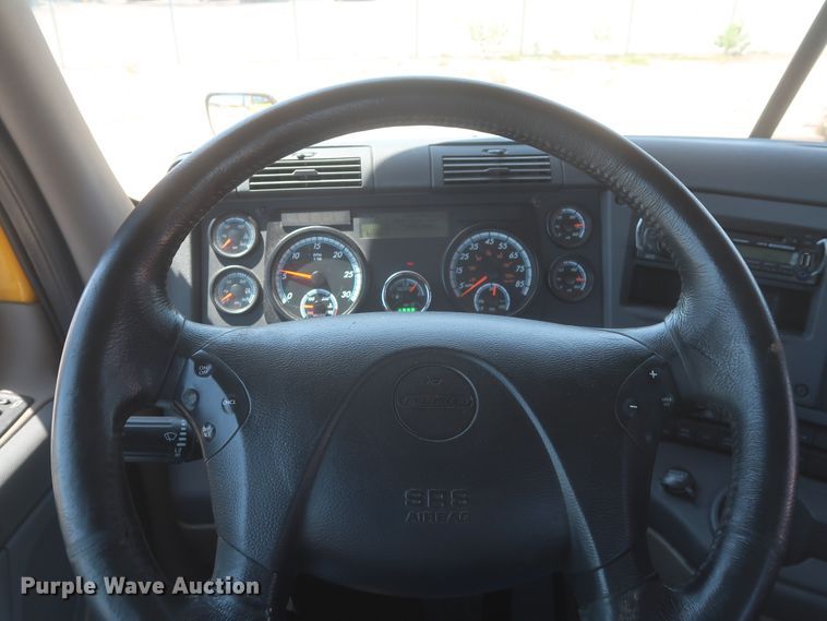 image for item IO9191 2016 Freightliner Cascadia 125  semi truck