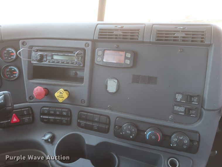 image for item IO9191 2016 Freightliner Cascadia 125  semi truck