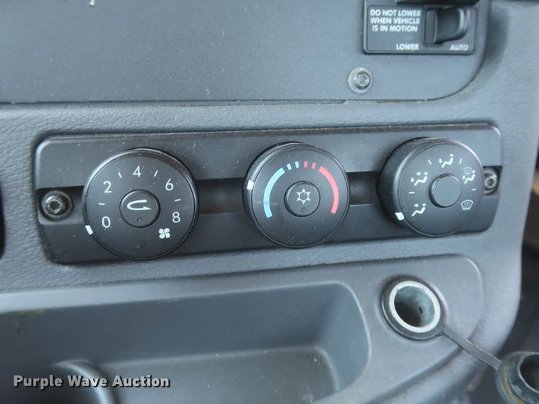 image for item IO9191 2016 Freightliner Cascadia 125  semi truck