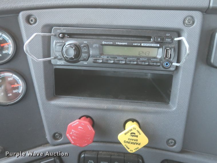 image for item IO9191 2016 Freightliner Cascadia 125  semi truck