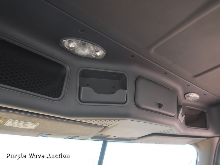 image for item IO9191 2016 Freightliner Cascadia 125  semi truck