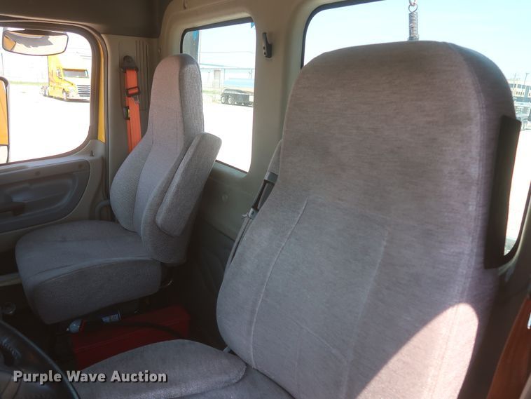 image for item IO9191 2016 Freightliner Cascadia 125  semi truck