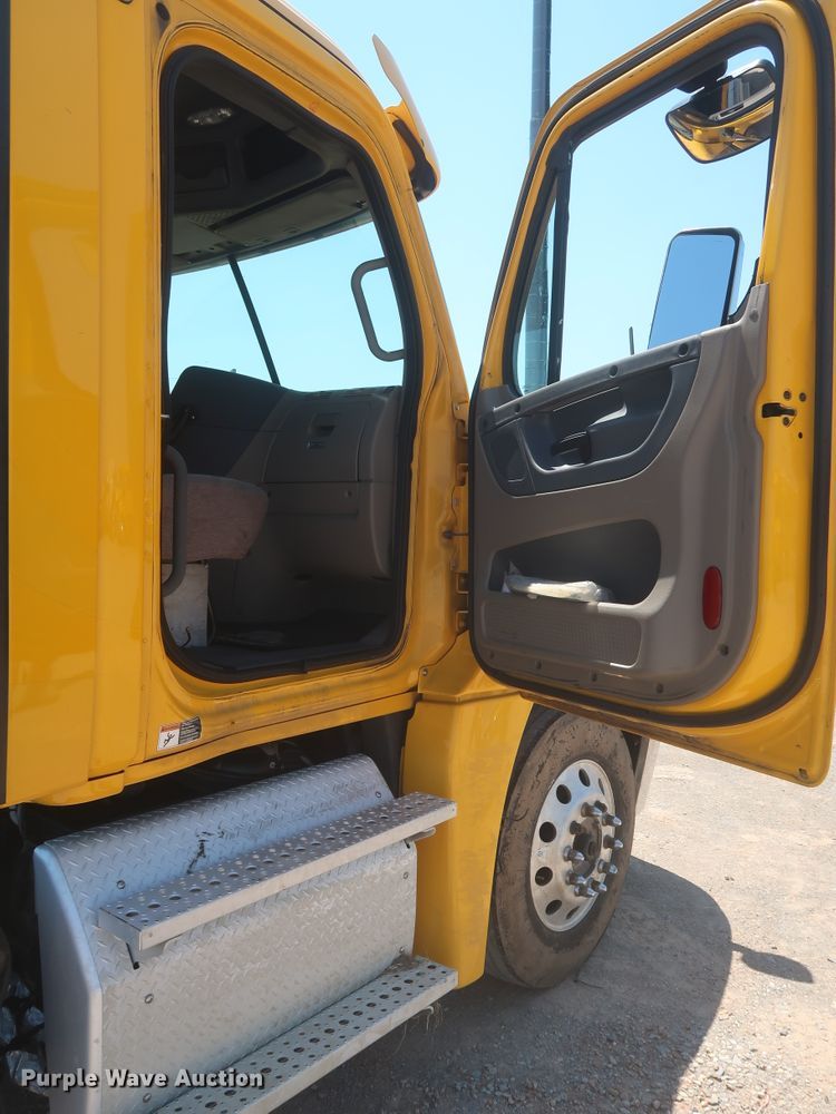 image for item IO9191 2016 Freightliner Cascadia 125  semi truck