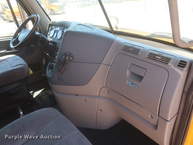 image for item IO9191 2016 Freightliner Cascadia 125  semi truck