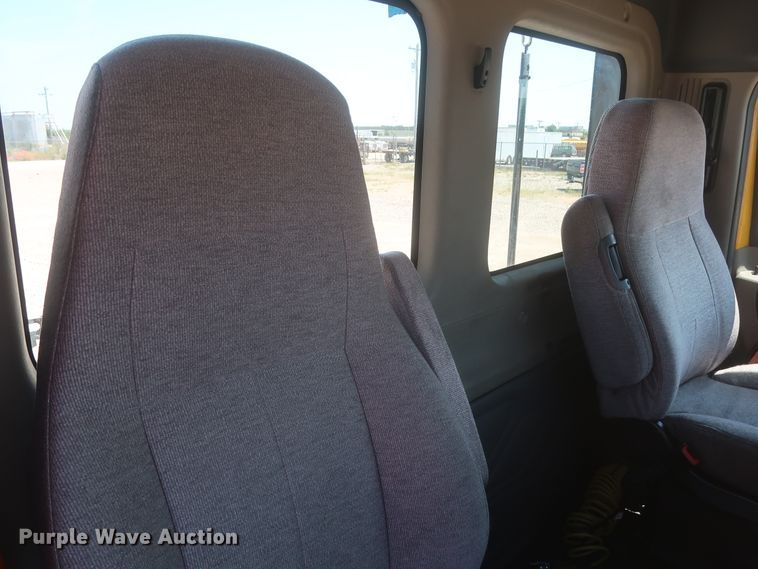 image for item IO9191 2016 Freightliner Cascadia 125  semi truck