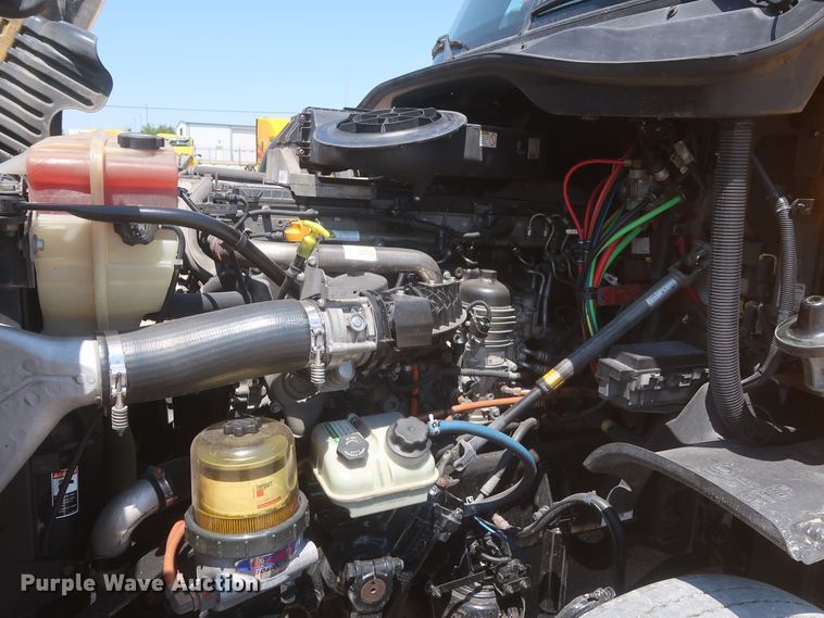 image for item IO9191 2016 Freightliner Cascadia 125  semi truck